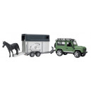 Land Rover Defender avec remorque à chevaux et un cheval
